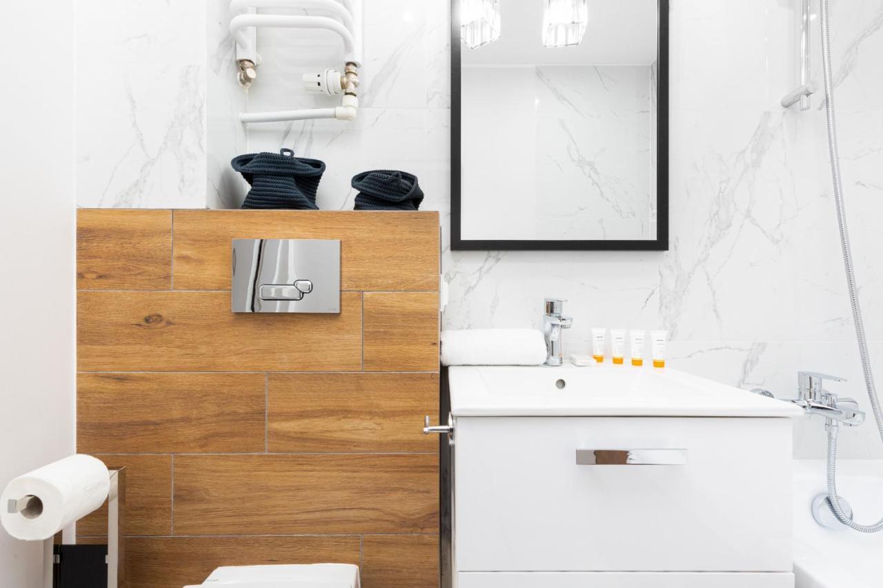 Beautiful Two-bedroom Bielany By Renters Lägenhet *